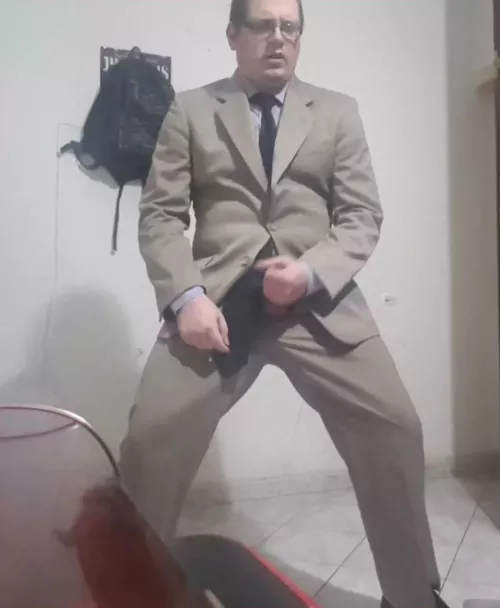 Mmmmm si mi piace segarmi in giacca e cravatta by roche32