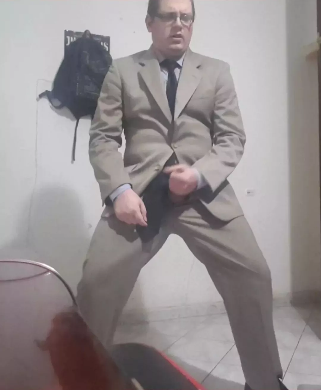 Mmmmm si mi piace segarmi in giacca e cravatta posted by roche32