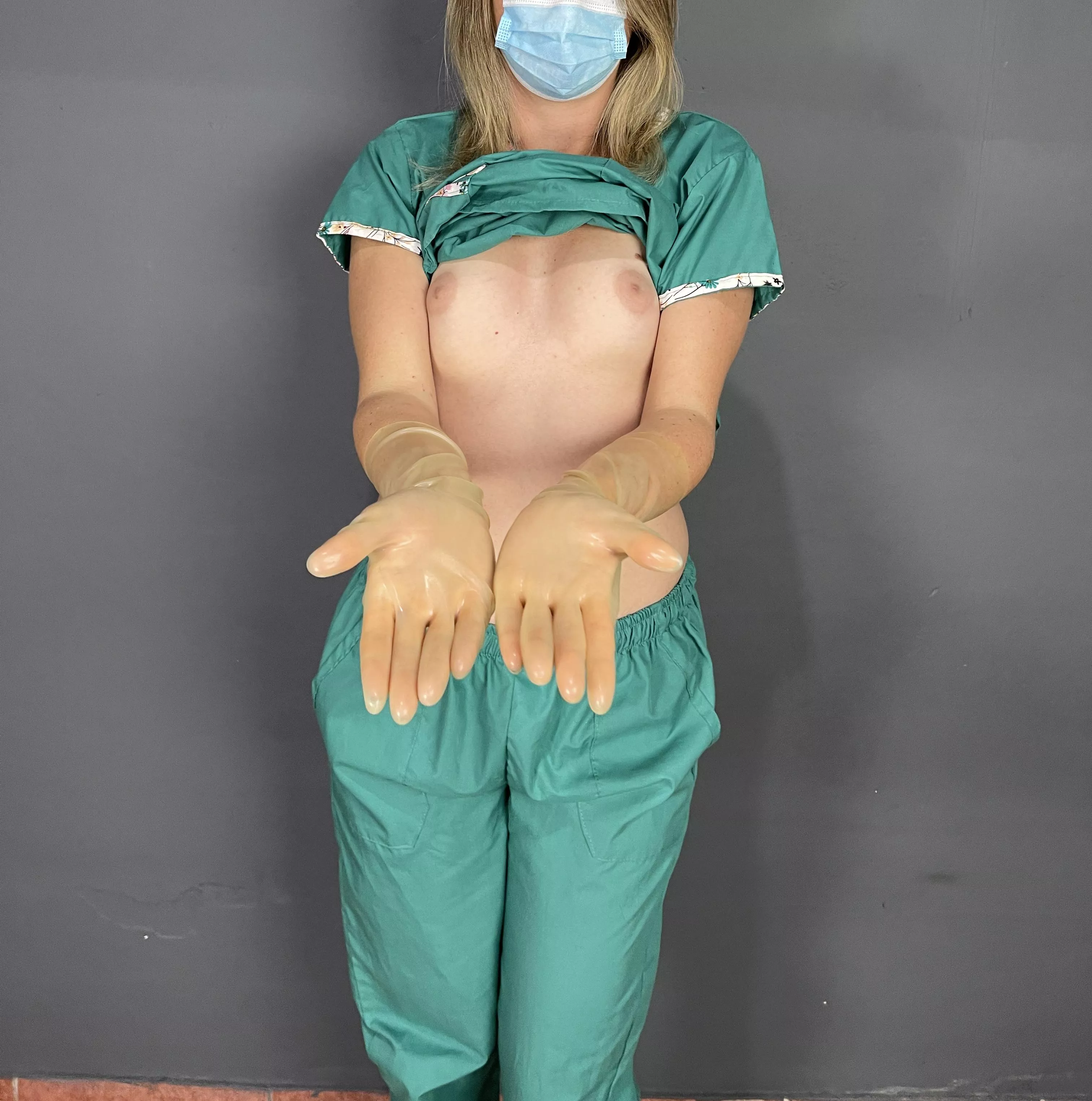 Sit on the stretcher, I'll check you. posted by camyjugetona