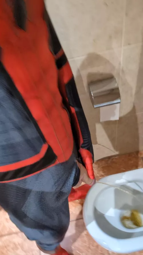 Spidey need to pee by mitirsi