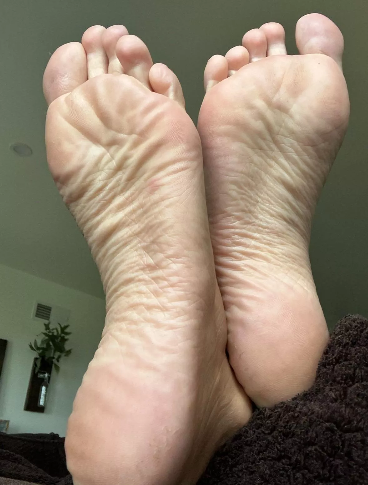 you don’t deserve my huge feet, kneel to the beauty✨ posted by 4barefootbeauty