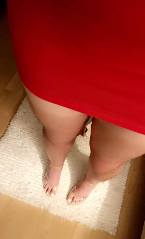 Who wants to suck my toes while fucking me? by ivoryb2ni