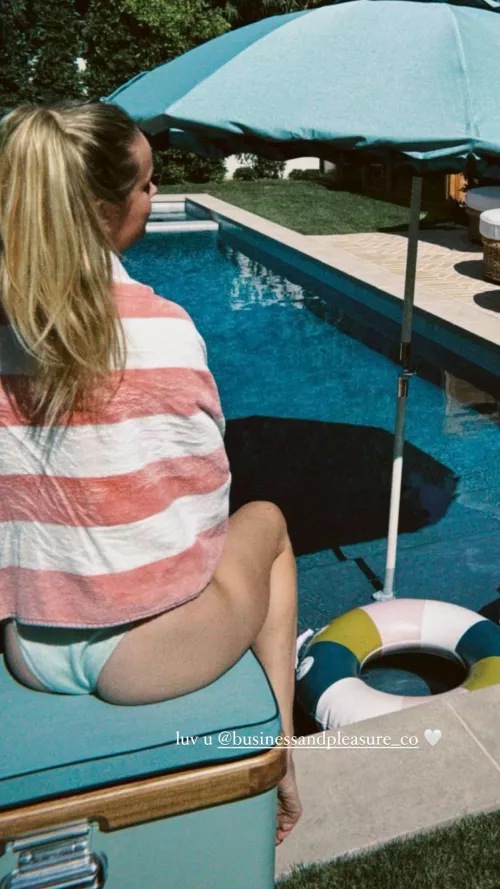 Brie Larson  by Mind__High