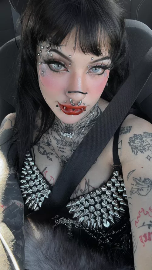 everything is fun until the metal girl wants to peg you  by VennusSativaaa