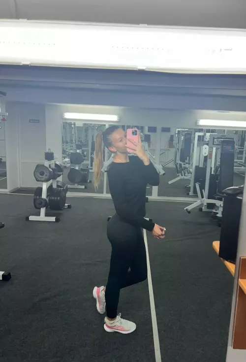 It's lonely in the gym today by Babinhoe