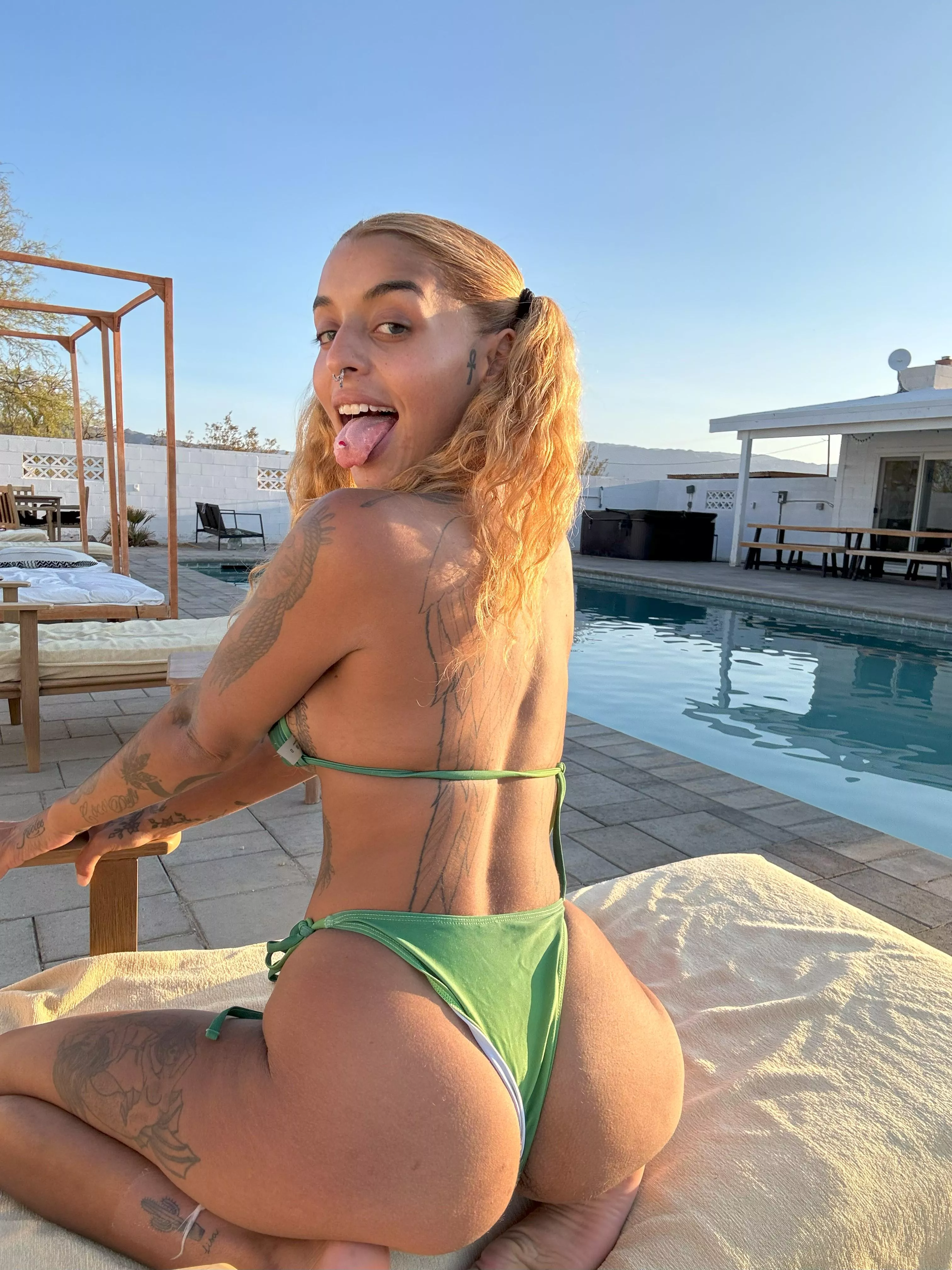 Do you like me in this new bikini set? posted by xanniehopex