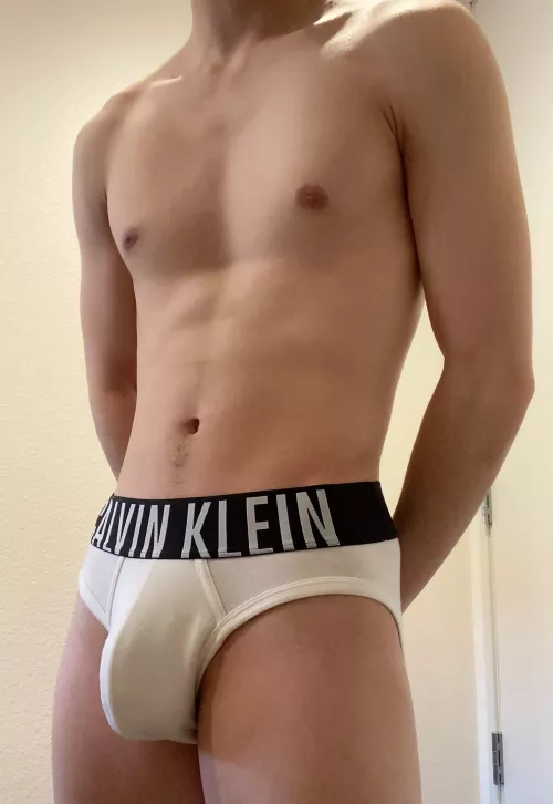 Does white make my bulge look good? by SkinnyWill2003