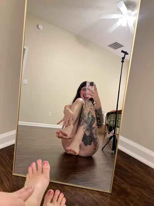 Pink toes you know you want a taste 😽 by Japtats1