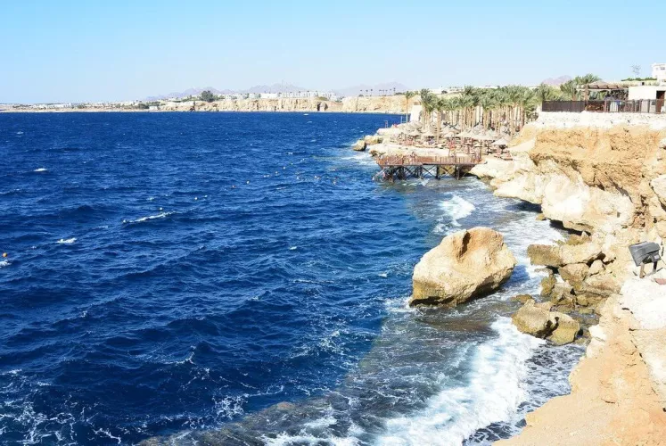 Such a beautiful blue sea by kingnotorious7107