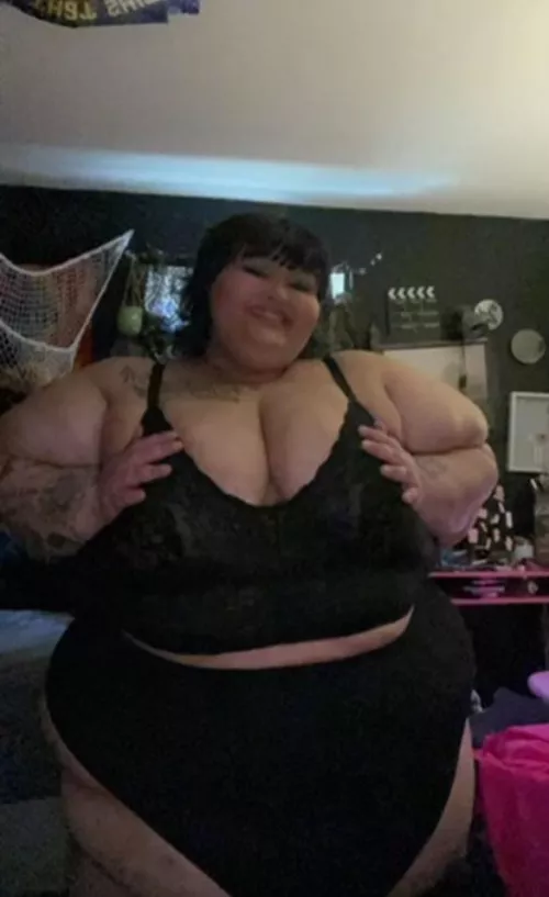 5’2 and 450lbs with some attitude, can you handle it? by ganjafreak101