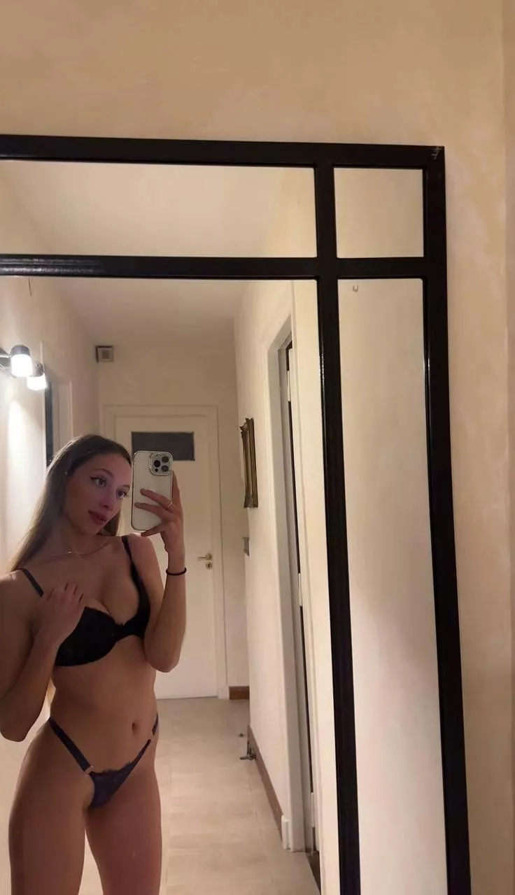 Am i attractive?  posted by malenawsexy