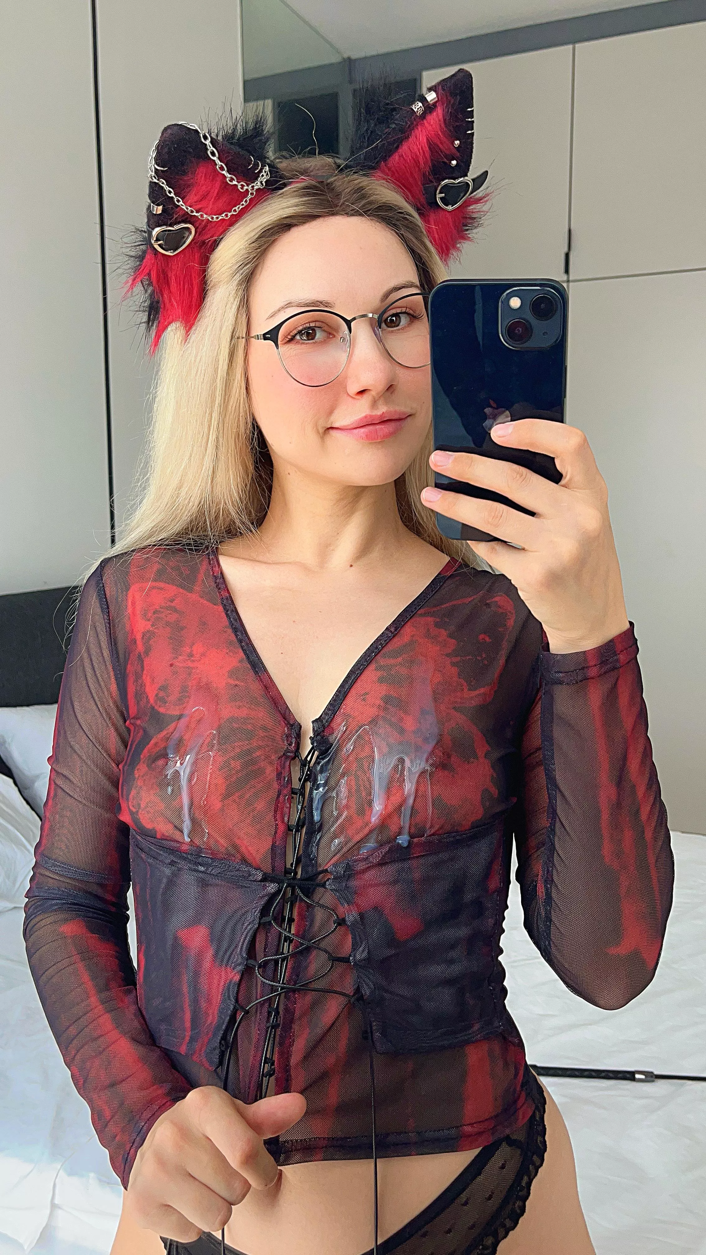 Cat ears and a look full of seduction. posted by _Curlyy_