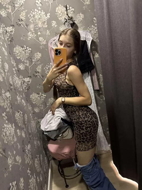 Changing rooms are really good places to take selfies by apple_only_