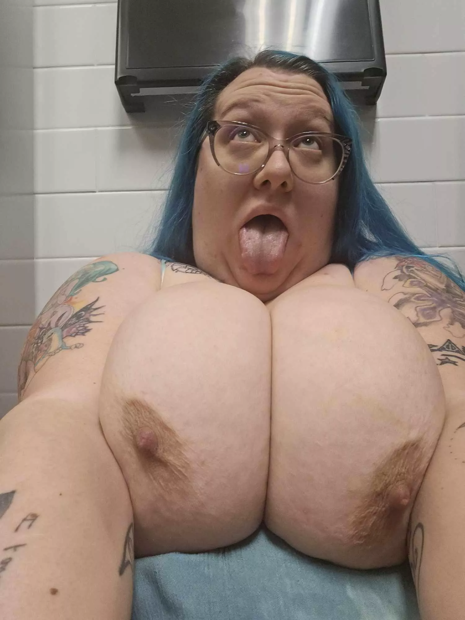 Come meet me in the men's bathroom. You know who you are.  posted by therealarbyz