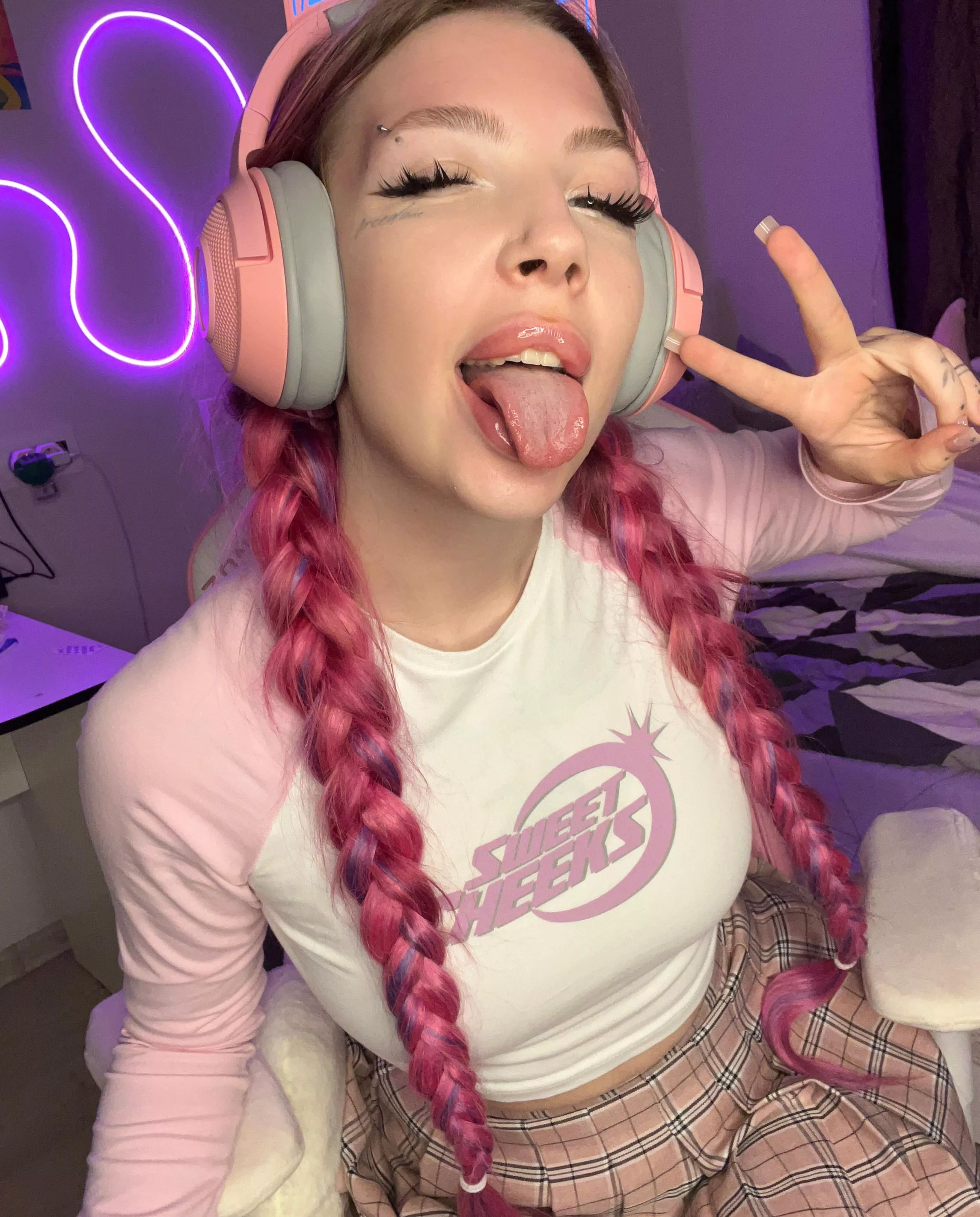 girl gamer is something very sexy posted by Wonderfullbabyy