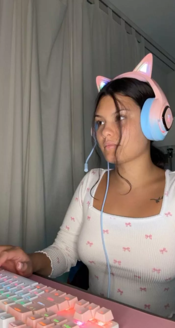 i wonder if guys join my streams cz im not wearing a bra or cuz of my skills🙈 posted by cuddlebearhug