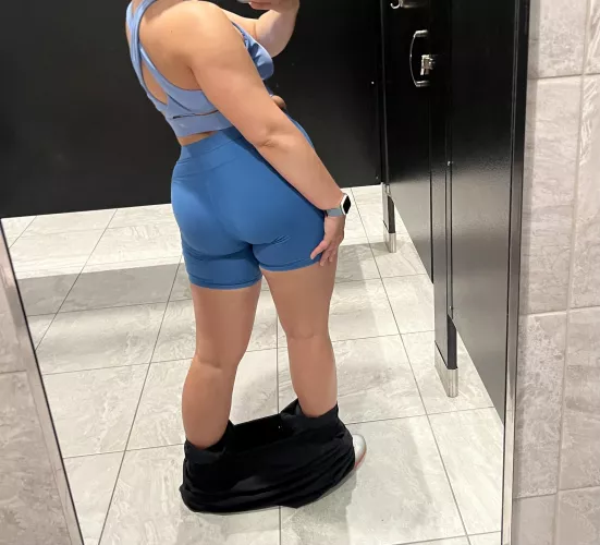 Should’ve done my workout without the sweats, dont you think? by lillianseesstars