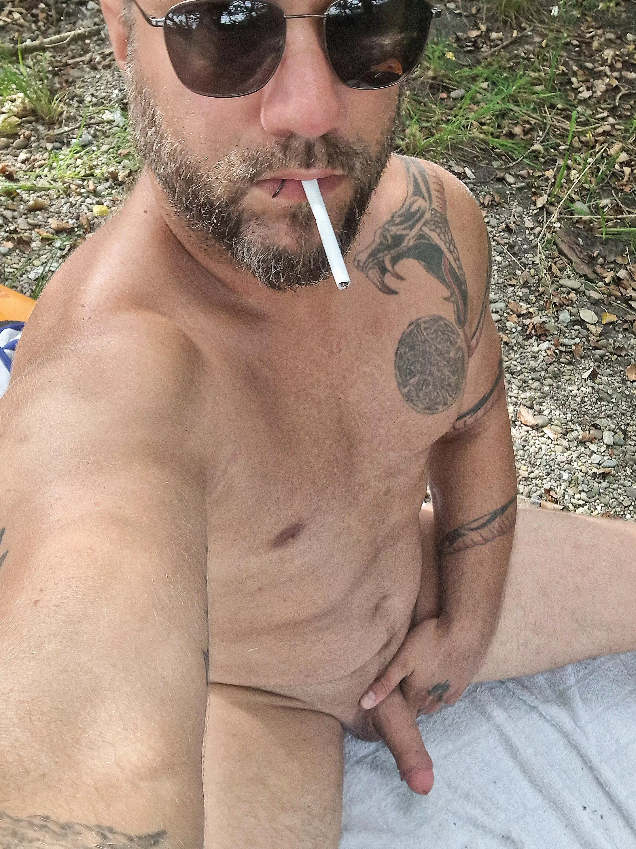 S(m)oke some Trees and waiting for my Date for a little Fun Outdoor  posted by Joldfisch