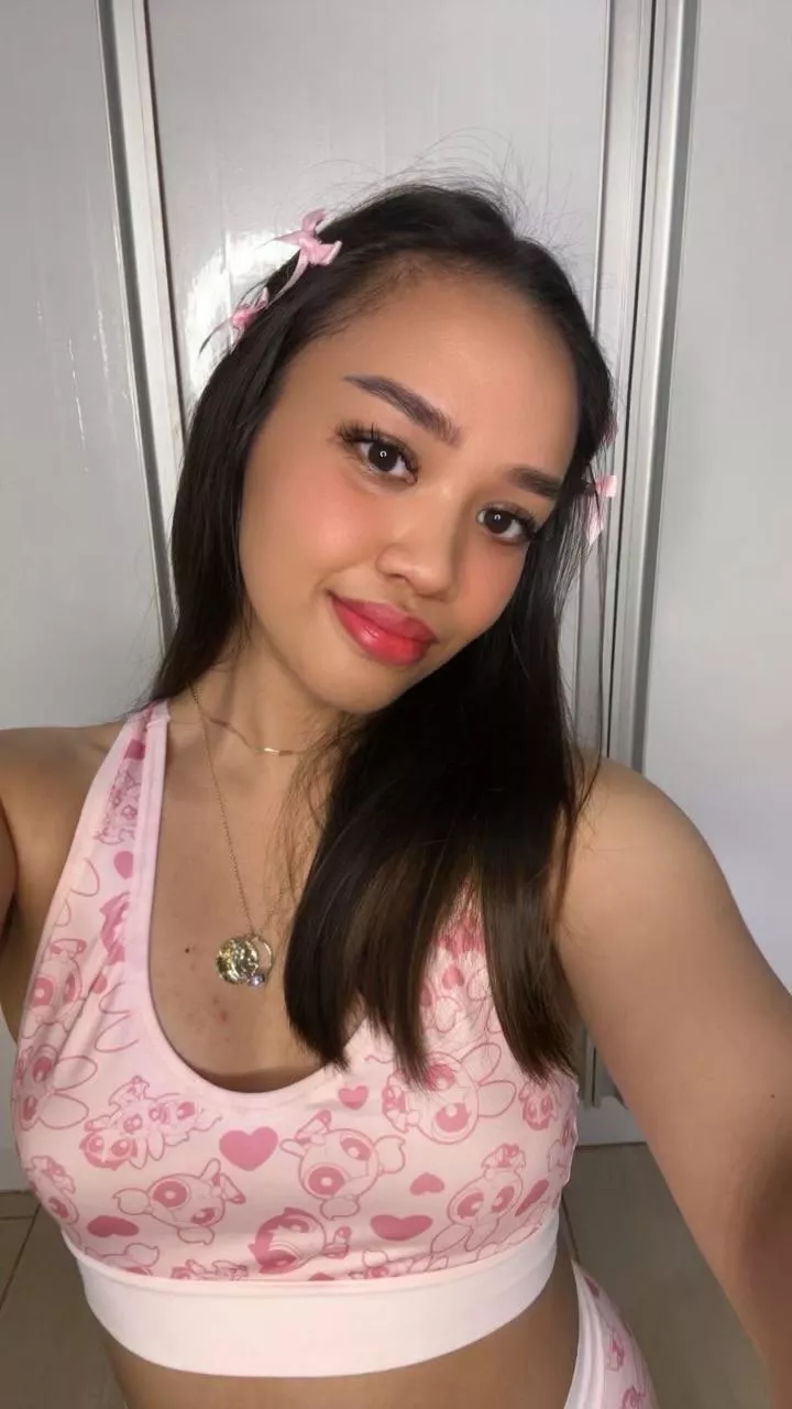 do you like my crop top? posted by Amelialuvss