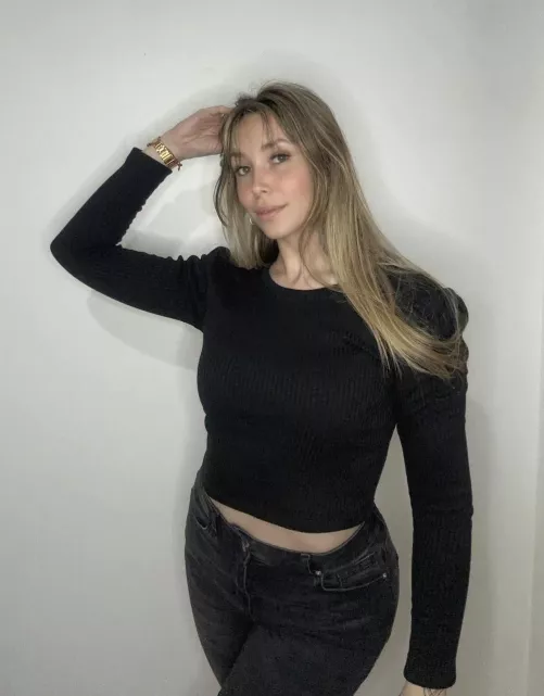 How am I looking in this crop top? by Spicyxbae916