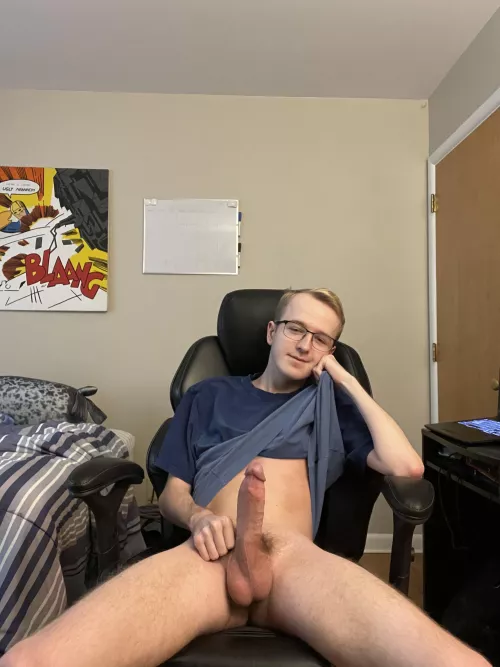 I could use someone on my lap 😏🥴 by hungbro360