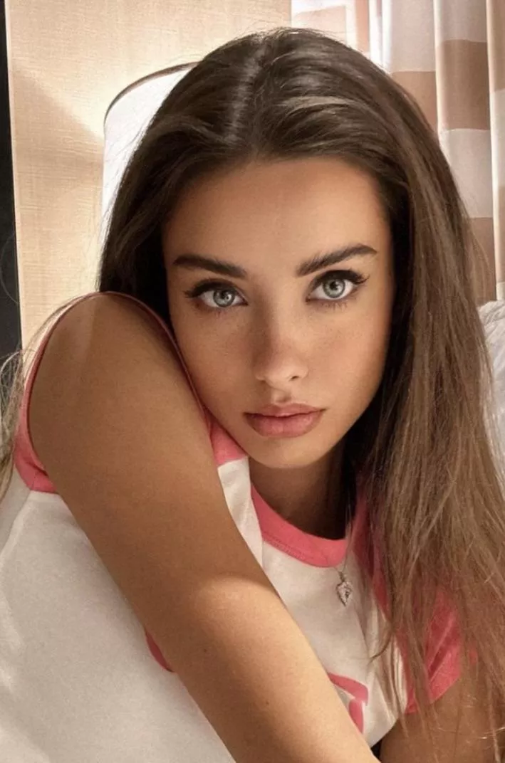 Liz Akolavenko posted by Ken789gh