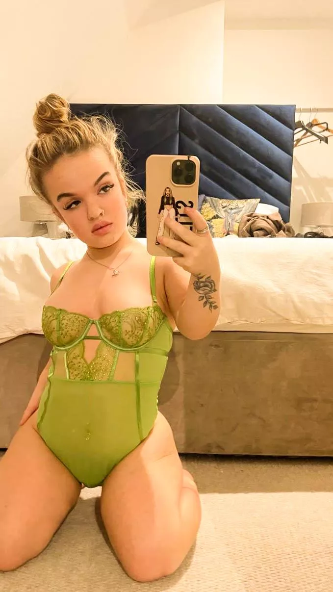 midget girl in the mirror posted by LuminousLeopardk