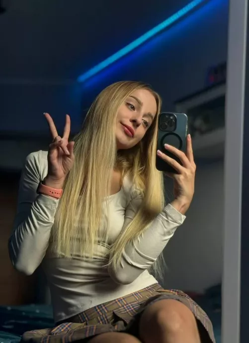 Mirror selfies are my go to selfies by CuddlyPeachy