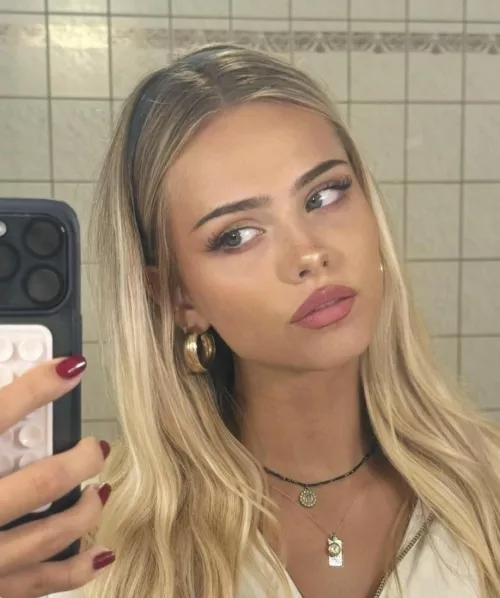 Sara Crumbleleg by Ken789gh