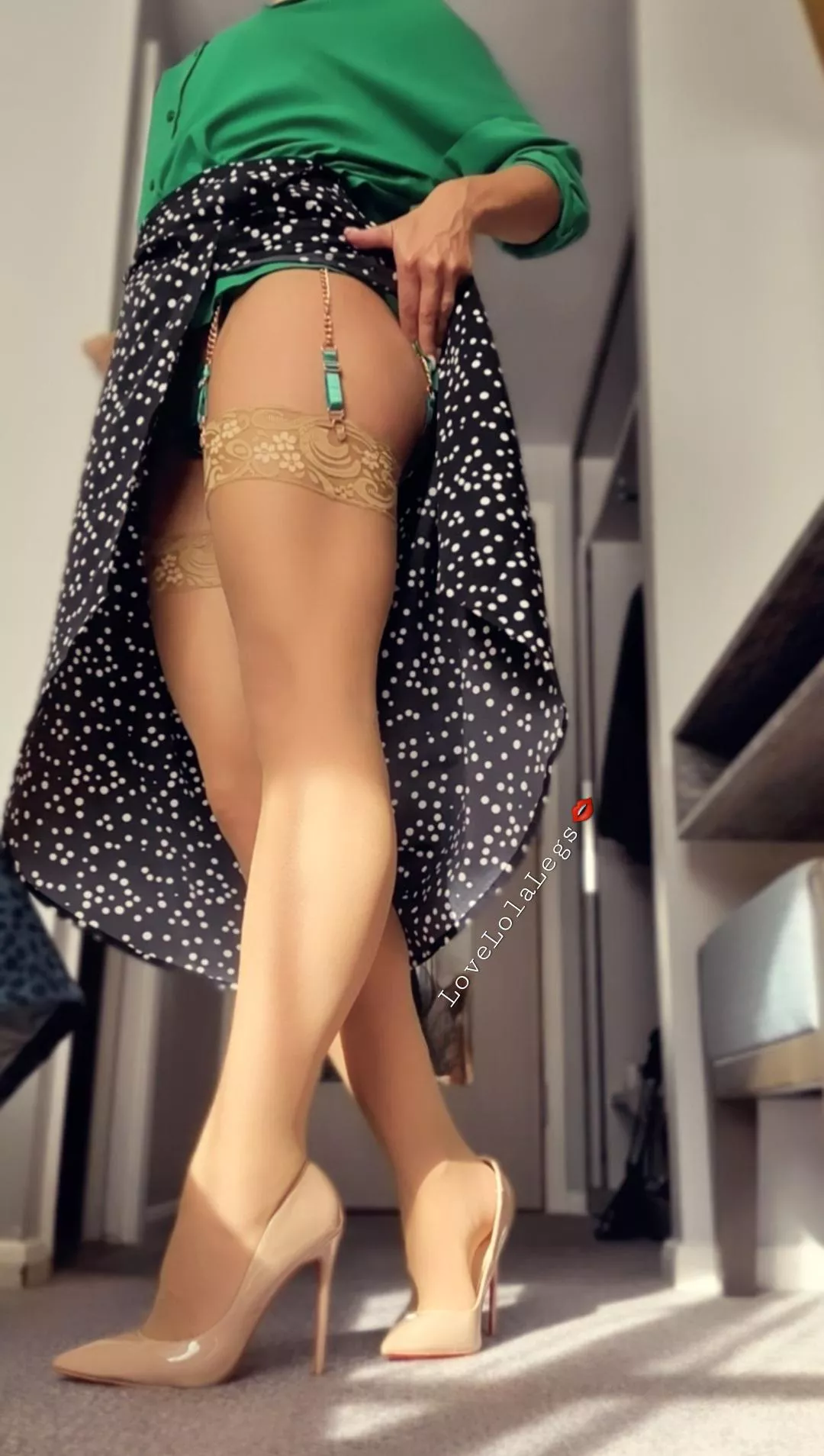 Stretching out my stocking legs 👄 posted by lovelolalegs