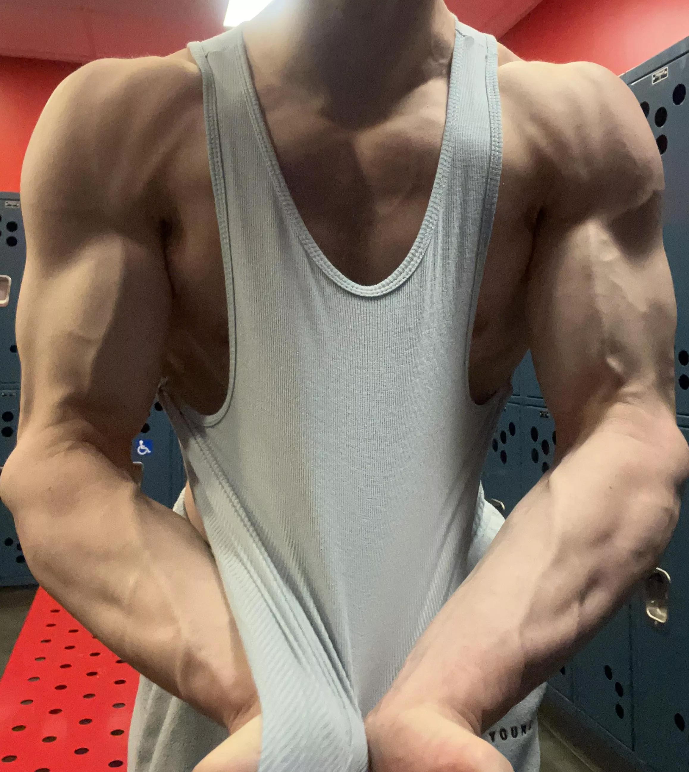 worship this build 🤫💪🏻💦 posted by RobertDeitz