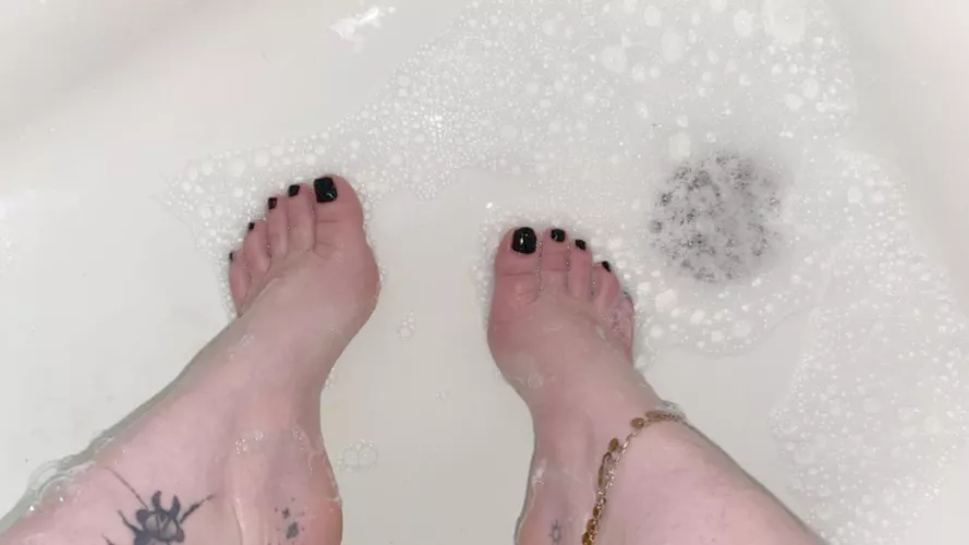 Bubbles and feet 👣  by scarlette689