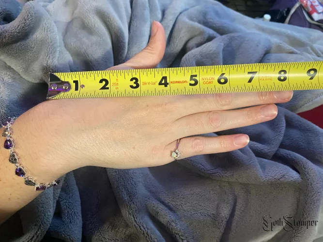 HUGE lovely lady hands c:< by GothStomper