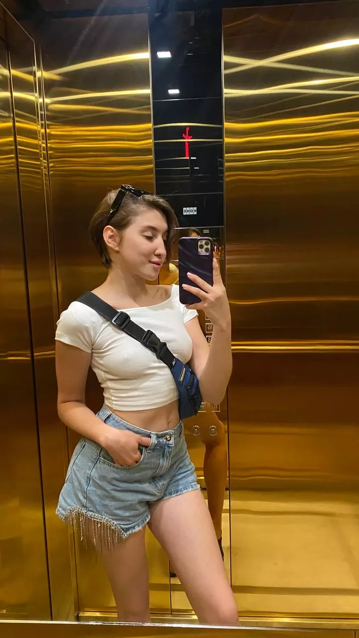 Ready to start my day braless posted by KathyYoungg