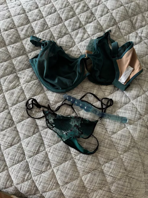 This one is for the people wondering what size I am… by Initial-Jelly7248