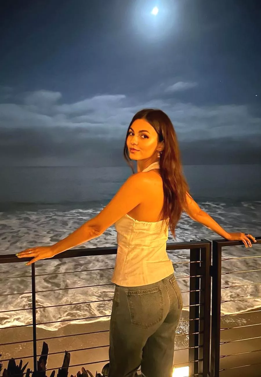 Victoria Justice posted by Ree-Ko