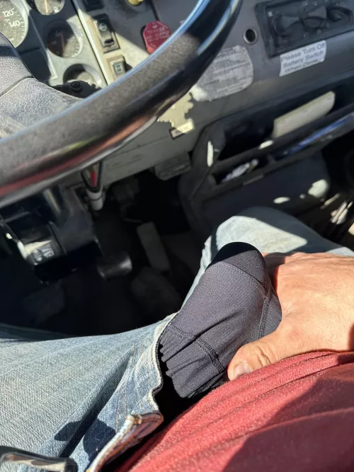 Can’t focus with the hot girl on site. Too bad she has no idea  by canadian313