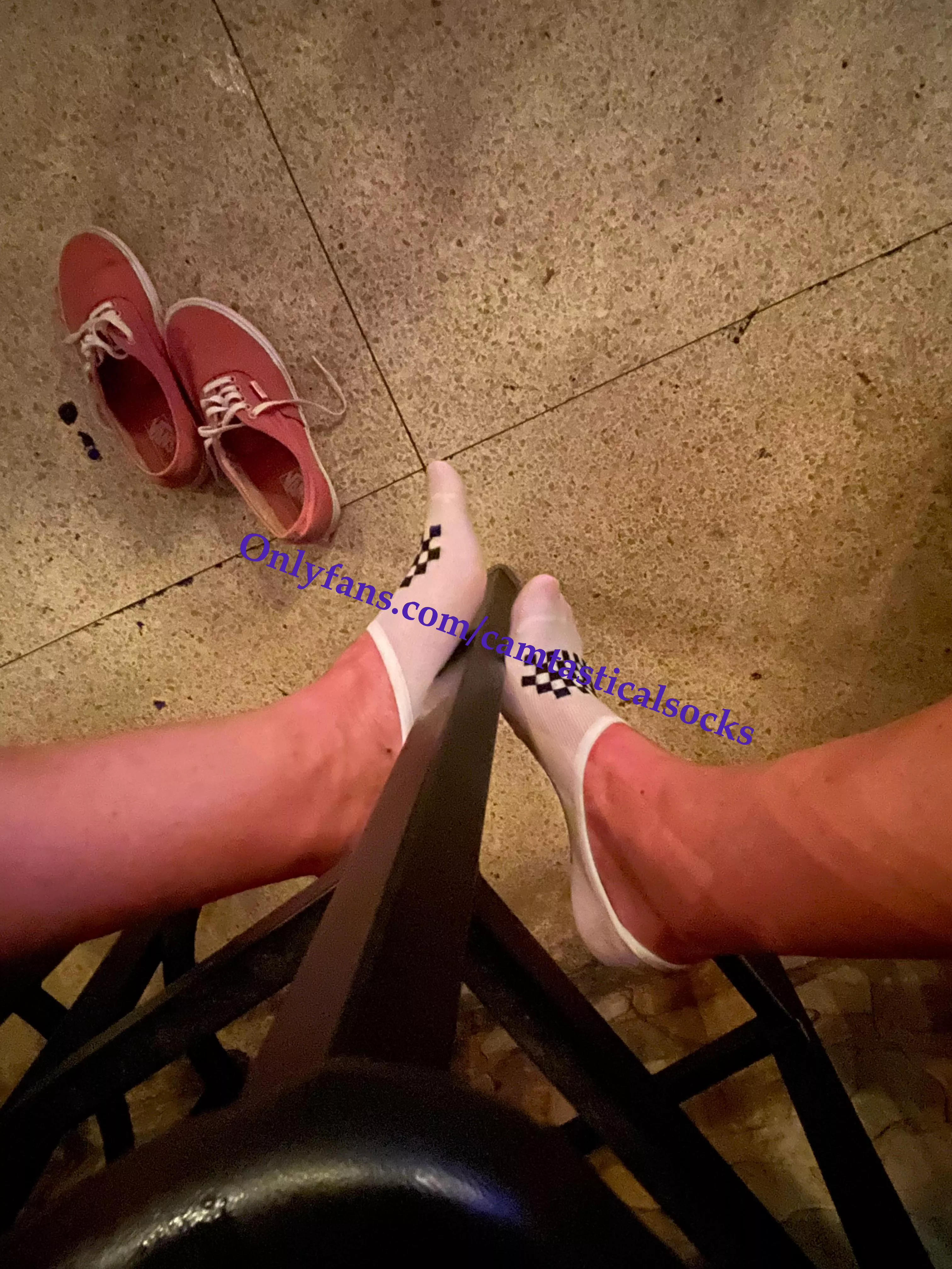 Caught in the rain 🌧️💧 posted by camtasticalsocks