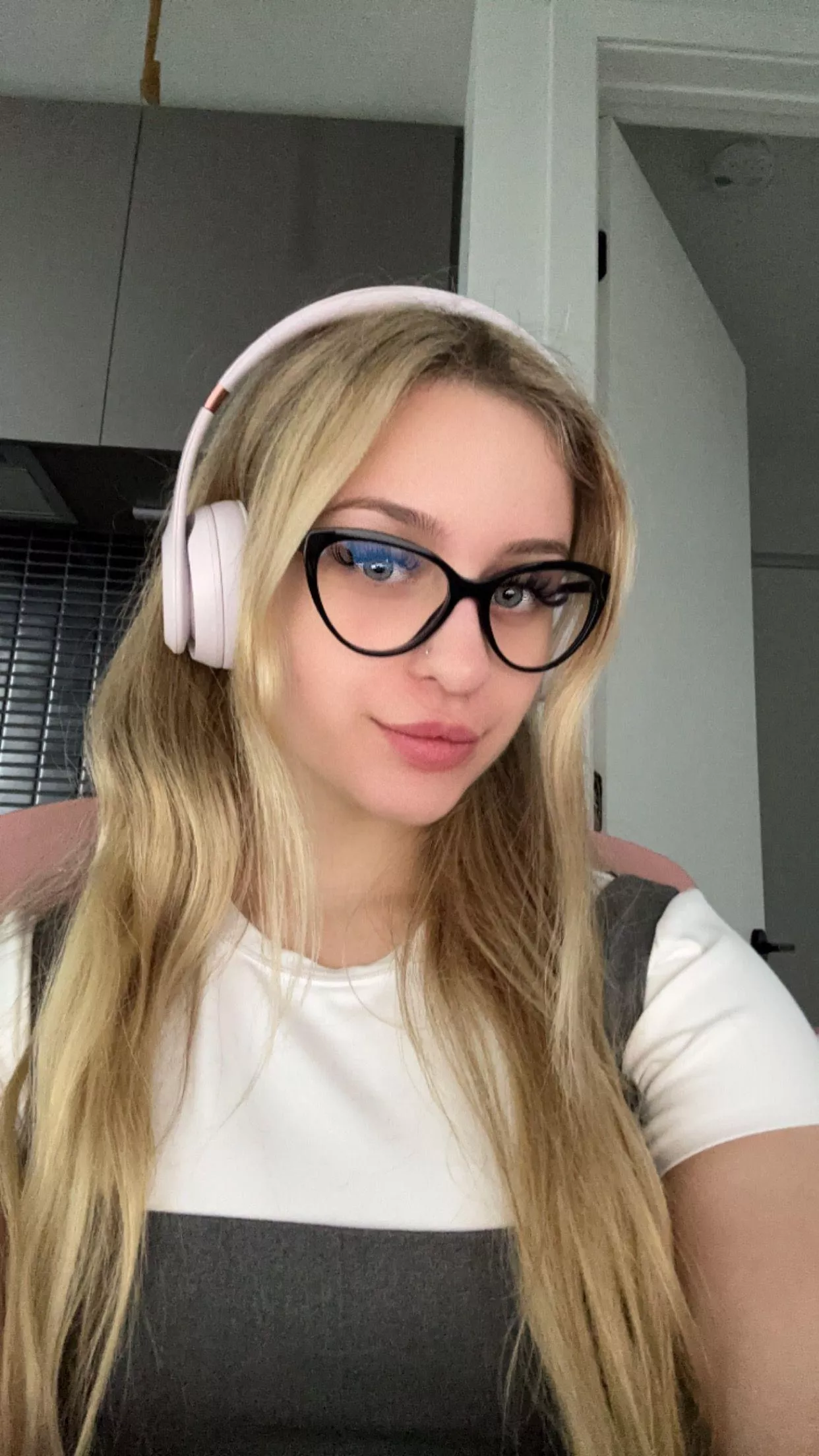 cute selfie before eating my bfast posted by envyluna_