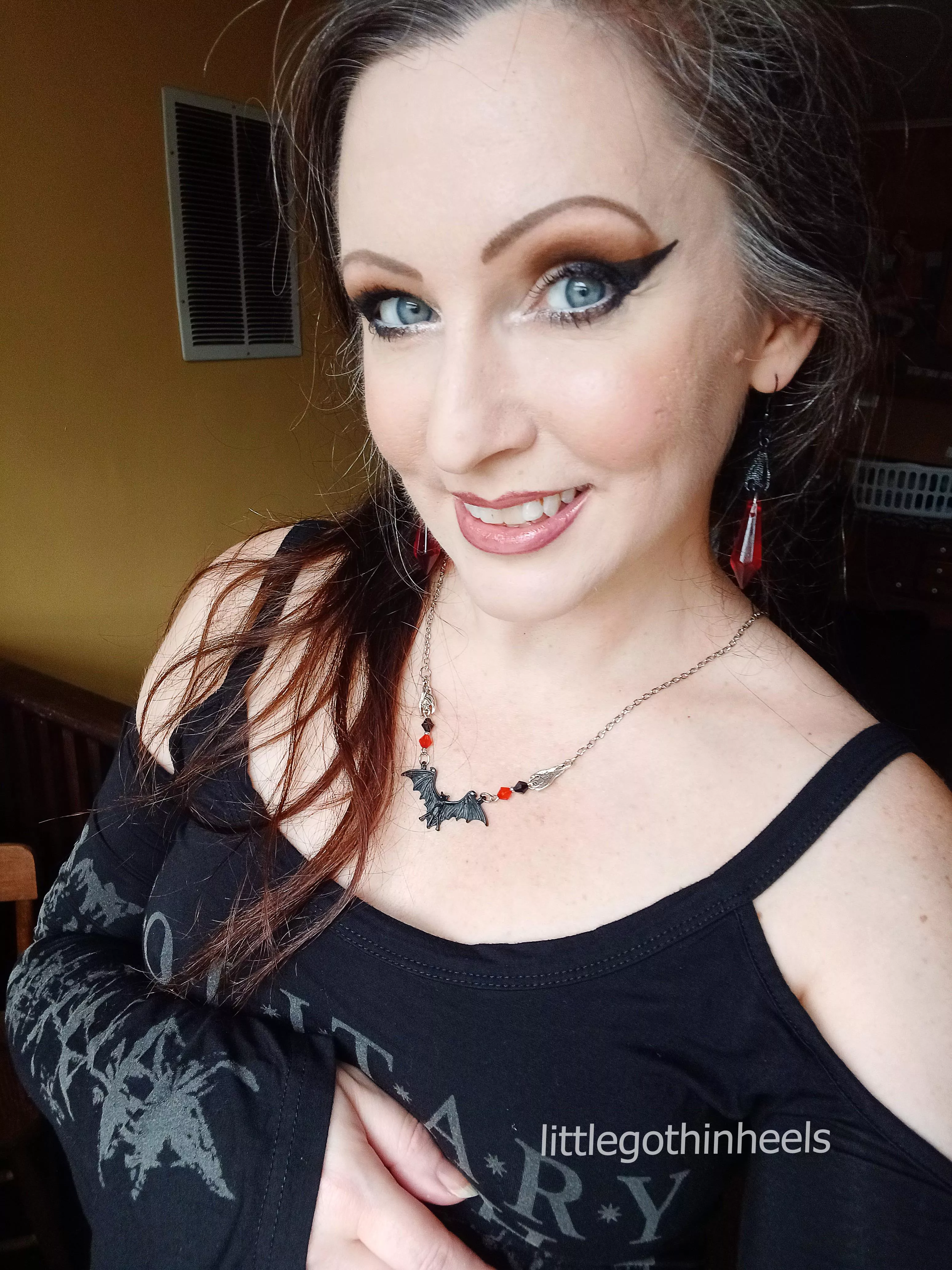 Do I have a cute smile :) posted by littlegothinheels