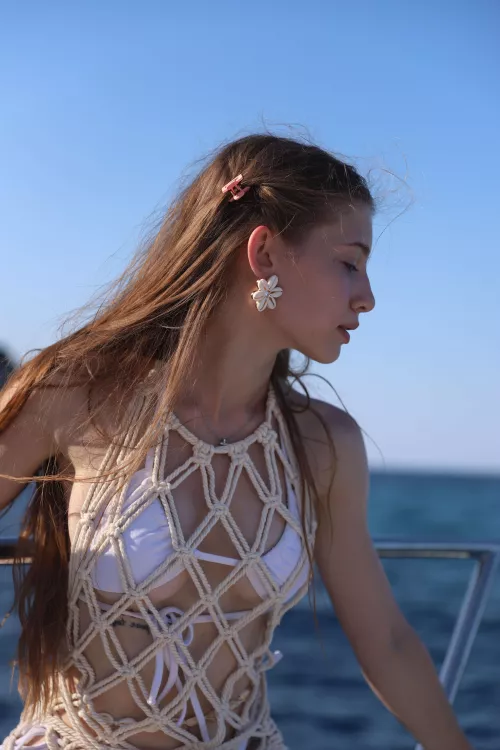 How I enjoy the sea by apple_only_