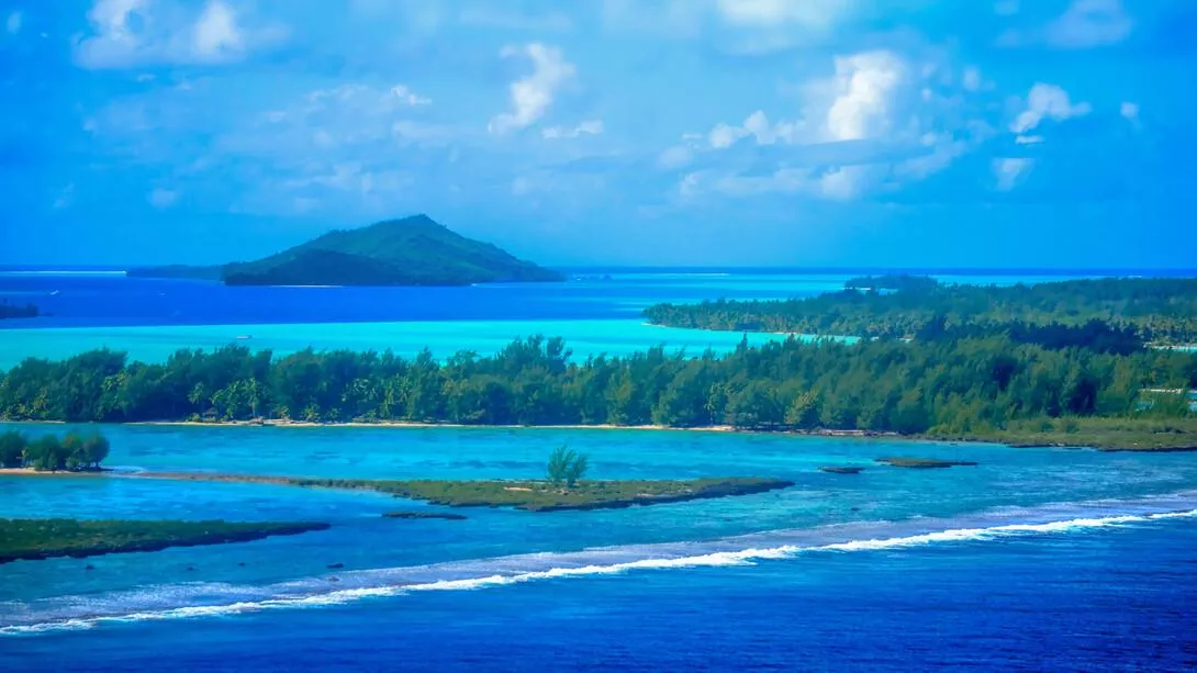 The beautiful blue waters off Bora bora,in the French Polynesia.  posted by Mosang06