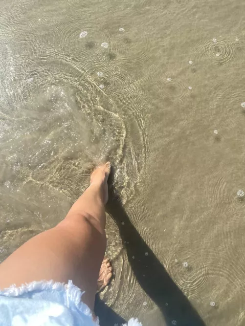 enjoying the beach by conniexdoll1