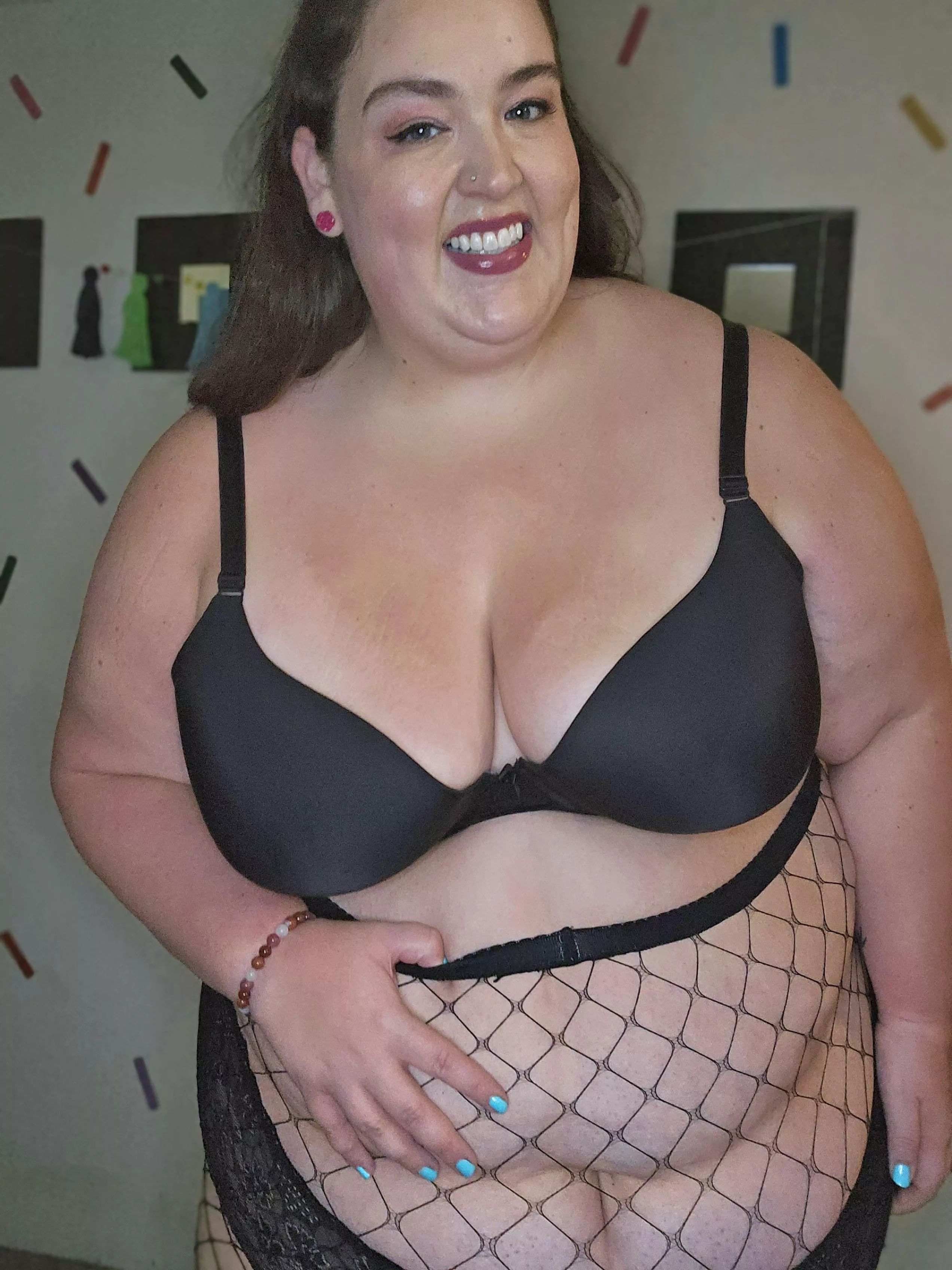 Fattie in fishnets 🥵 posted by curvaliciouscupcake