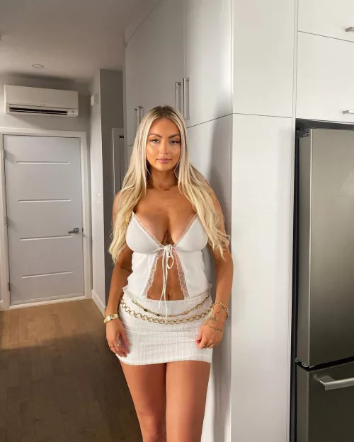 Gold chain  by dogsnolegs2