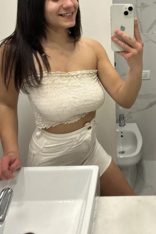 Hmm kinda like this outfit, it's giving cute vibes by kifishroom