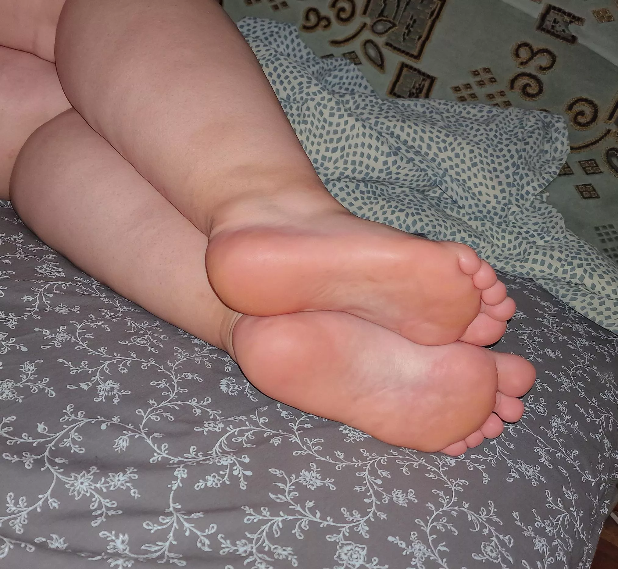 Legs and soles! 🥰🌸🥰 posted by BestyPinkie