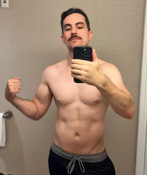 The lighting in this hotel room is super harsh but we can work with it  by downnninnnittt