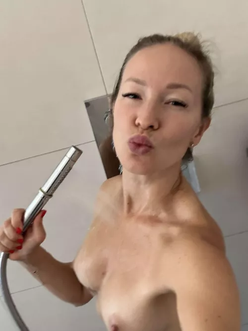 waiting for youu after shower by _LUNA_angel