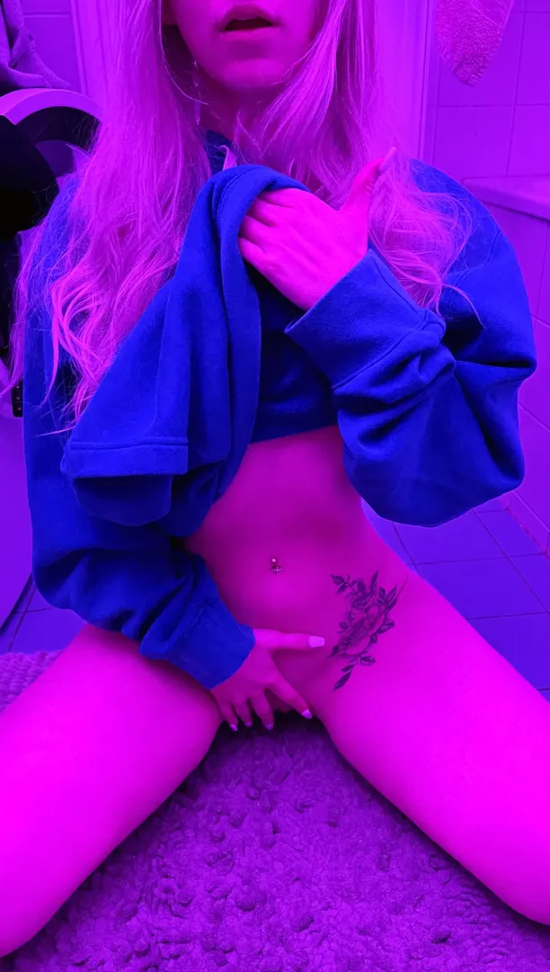 blondes in blue simply do it best posted by soxni69